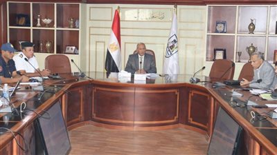 سكرتير بني سويف يناقش الإجراءات المنفذة لتنظيم الباعة الجائلين بالشوارع والميادين