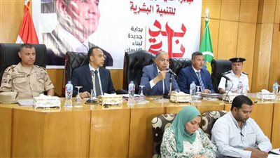 محافظ المنيا يبحث ملفات التصالح والتقنين ودعم الصناعة وجذب الاستثمارات