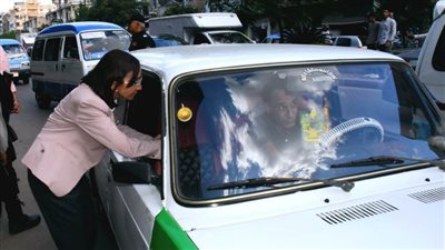 جولة مفاجئة لمحافظ البحيرة لمتابعة التزام سائقي دمنهور بتطبيق التعريفة الجديدة