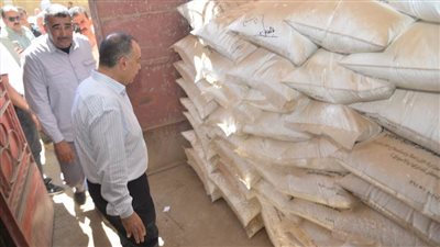 محافظ أسيوط يفاجئ العاملين بالإدارة الزراعية بمركز الفتح ومخازن الجمعية الزراعية بالواسطى