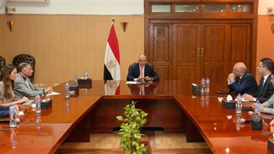 وزير الري يبحث مع 