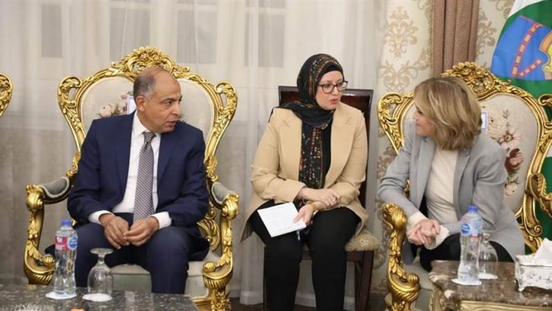 محافظ المنيا وسفيرة