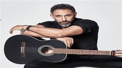 بالفيديو| عمرو مصطفى يروج لأغنيته الجديدة على شاطئ البحر