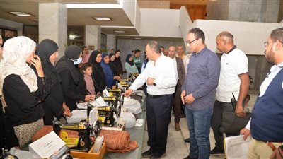 محافظ أسيوط يسلم 40 ماكينة خياطة وفرن منزلي بمشتملاتهم للسيدات الأرامل والمعيلات