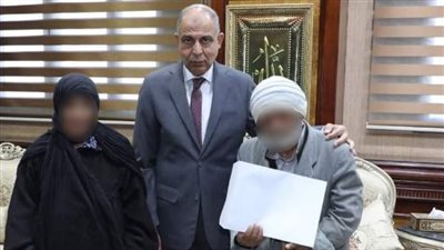 تسليم 4 عقود وحدات سكنية لأسر أولى بالرعاية في صفط الشرقية 