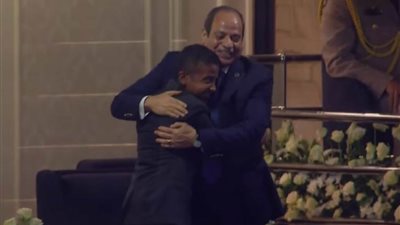 عاجل...الرئيس السيسي يصافح الطفل الأسواني أنس استجابة لطلبه