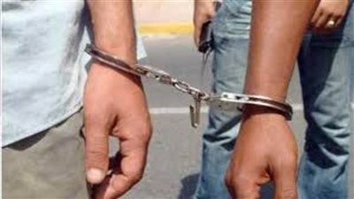 ضبط شخصين بالجيزة لقيامهما بإدارة ورشة لتصنيع الأسلحة البيضاء والإتجار بها