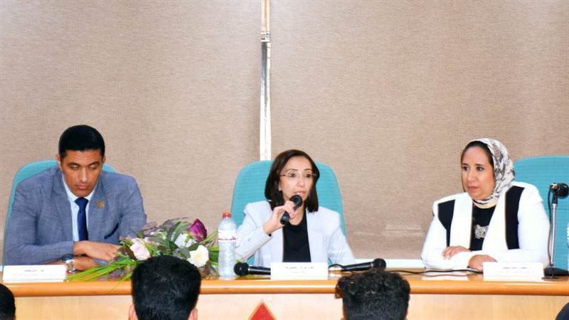 محافظ البحيرة خلال