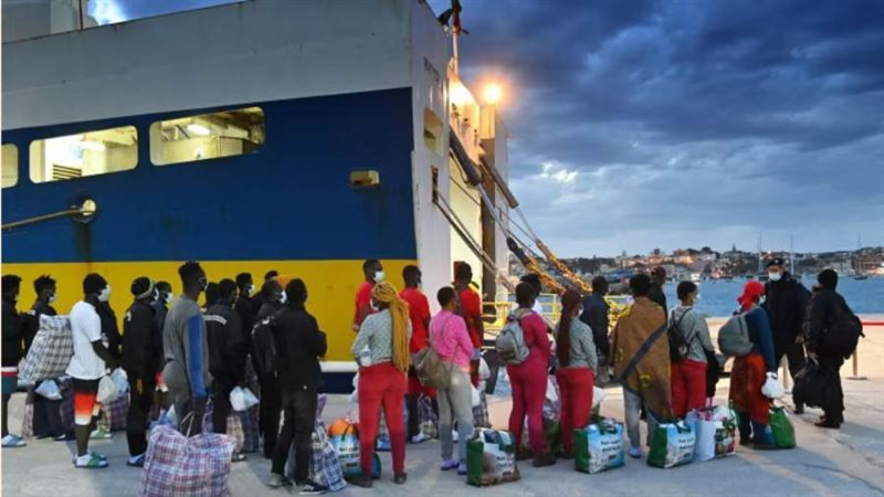 عدد من المهاجرين