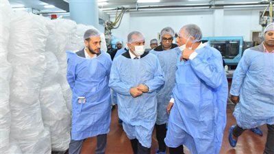 محافظ أسيوط يتفقد مصنعًا للمستلزمات الطبية بمنطقة الزرابي الصناعية 
