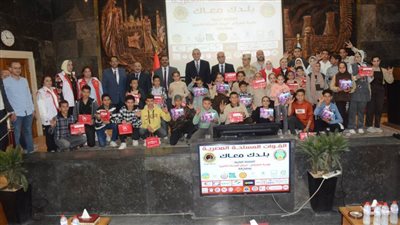 محافظ الغربية يسلم 235 طالبا وطالبة نظارات وسماعات طبية ضمن حملة 