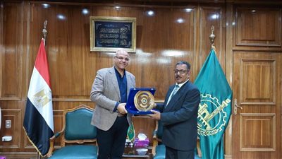 محافظ القليوبية يكرم «الأب القدوة» ويهديه درع 