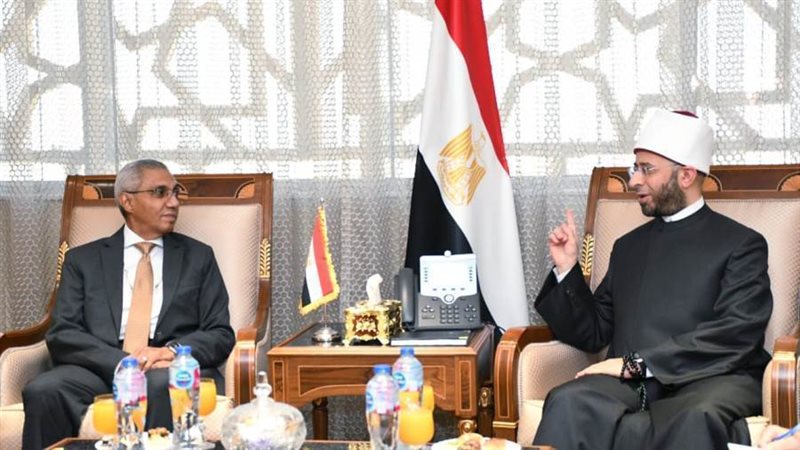 وزير الاوقاف مع مساعد