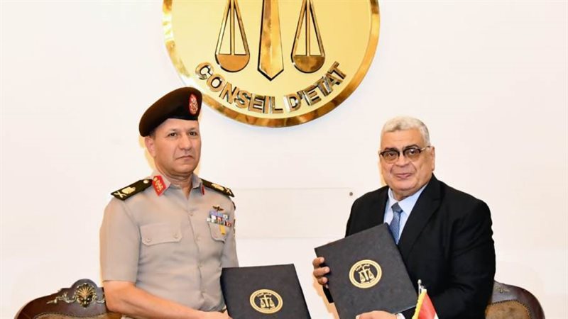 أثناء توقيع الاتفاق