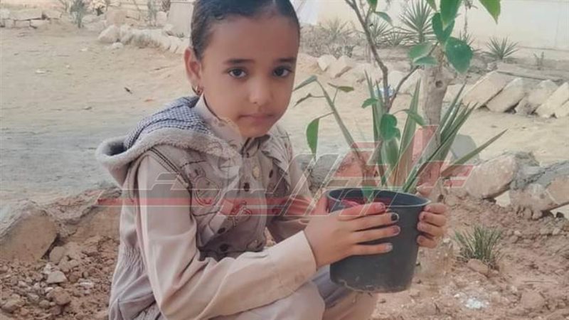 طالبة تقوم بزراعة