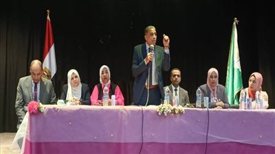 وكيل وزارة التربية والتعليم يعقد اجتماعًا موسعًا مع مسؤوليه