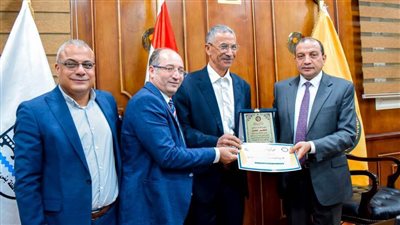 مجلس جامعة بني سويف يكرم أعضاء الجهاز الإداري ممن بلغوا السن القانونية