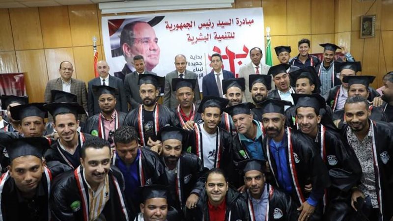 محافظ المنيا يسلم