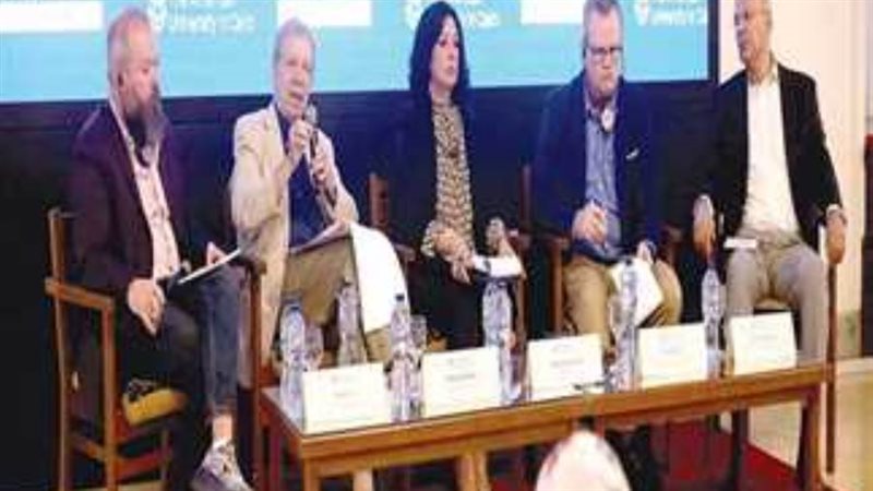 المشاركون في الدائرة