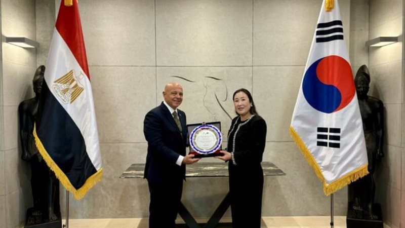 السفير المصري يكرم