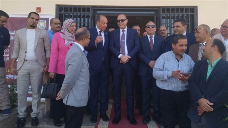 وزير العمل يبدأ جولته