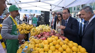 رئيس الوزراء يتفقد سوق اليوم الواحد بمحطة الرمل في الإسكندرية
