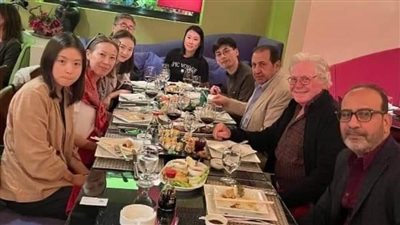 حقيقة صورة حسين فهمي مع وفد مهرجان شنغهاي بعد وفاة شقيقه