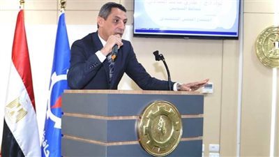 محافظ السويس يطالب رؤساء الأحياء بحصر الأراضي غير المستغلة لاستخدامها بالشكل الأمثل