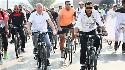 وزير الشباب والرياضة ومحافظ القاهرة يطلقان شارة البدء لماراثون القاهرة الرياضي للدراجات
