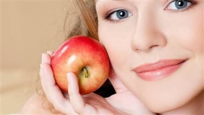 التفاح: غذاء وروتين تجميلي للحصول على بشرة نقية خالية من التجاعيد