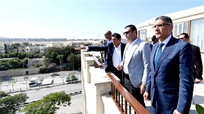 وزير الإسكان ومحافظ الجيزة يعقدان اجتماعاً بالمنطقة المحيطة بالأهرامات لاستعراض مخطط تطويرها 