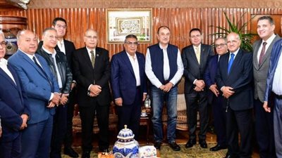 وزير قطاع الأعمال العام يلتقي محافظ الدقهلية ونواب البرلمان   