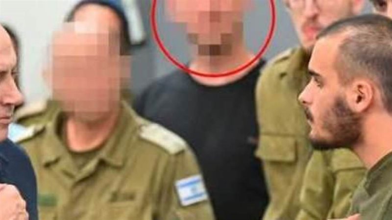 المتهم بجوار نتنياهو