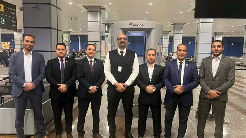 رجال الجمارك بمطار