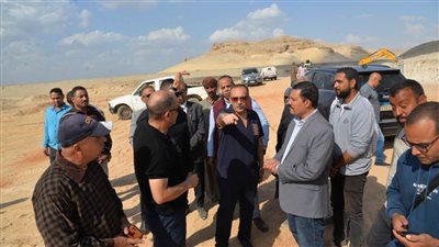 محافظ أسيوط يتفقد أعمال إنشاء طريق يربط قرى شرق النيل لمركزي القوصية وديروط بطول 5 كم