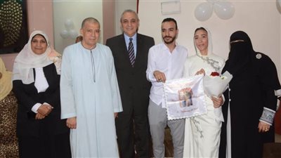 بالصور.. محافظ الغربية يشهد على عقد قران عروسين من الأيتام ويهديهم كافة المفروشات