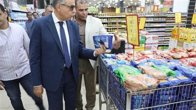 محافظ المنيا يقود حملة مكبرة لتفقد الأسواق والمخابز ومراجعة تراخيص البناء وأعمال النظافة