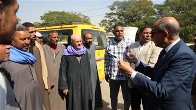 محافظ المنيا يتفقد موقف سيارات شرق النيل للوقوف على الالتزام بتعريفة الركوب وخطوط السير