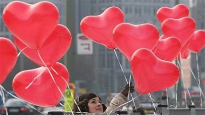عاجل| تاريخه وبدايته.. سر اختيار اللون الأحمر للاحتفال في عيد الحب المصري