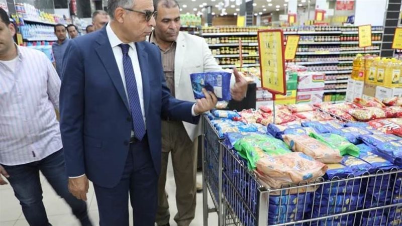 محافظ المنيا خلال