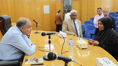 محافظ المنيا يلتقي بعدد من الحالات الإنسانية ويقرر صرف مساعدات مالية وعينية