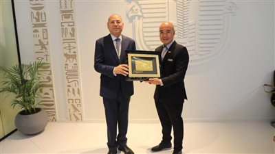 محافظ القاهرة يستعرض تجربة المحافظة في القضاء على المناطق العشوائية