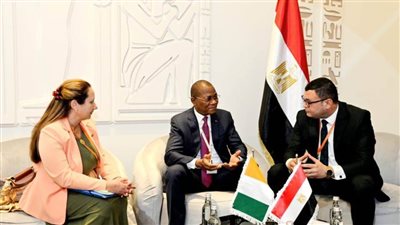 خلال فاعليات المنتدى الحضري.. وزير الإسكان يعرض على نظيرته الإيفوارية التجربة العمرانية المصرية