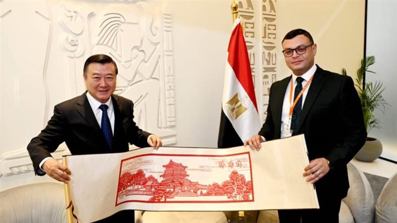 وزير الإسكان مع نظيره