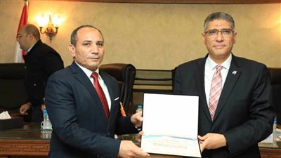 محافظ الجيزة يكرم السكرتير العام لبلوغه السن القانوني للمعاش 