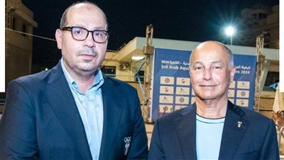 مستند.. رئيس الاتحاد الدولي لألعاب الماء يهنئ ياسر إدريس 