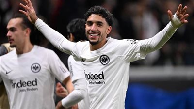 بهدفه الأسطوري.. عمر مرموش يضع فرانكفورت على قمة الدوري الأوروبي