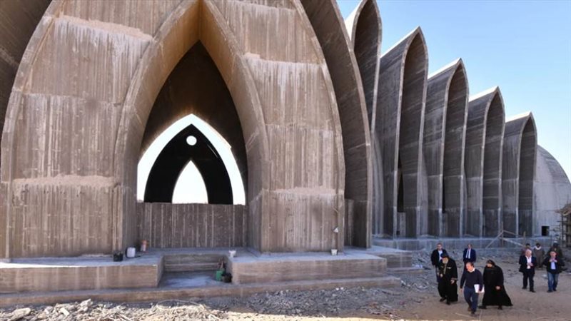 البابا تواضروس يصلي