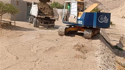  محافظ أسيوط: تطهير مخرات السيول بدرنكة ولجان للمرور على كافة المخرات للتأكد من جاهزيتها