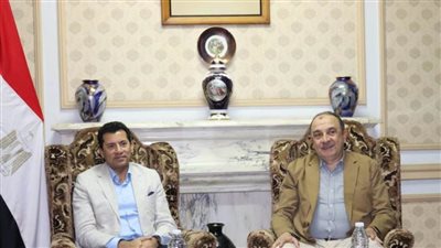  بالصور.. وزيرا قطاع الأعمال والشباب فى 